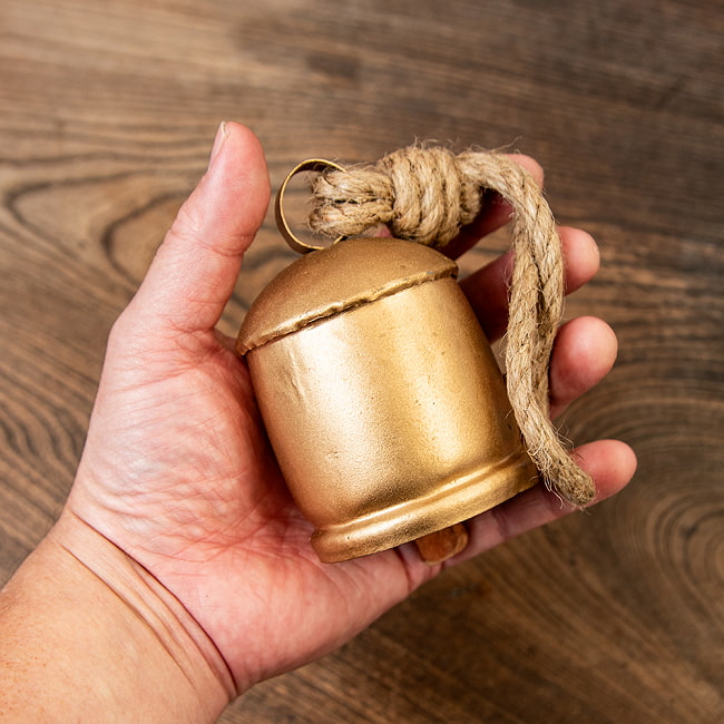 【送料無料・6個セット】ドアチャイムなどへ！手作りのやさしい音色 インドの銅製カウベル-【6cm*9cm】 7 - このくらいのサイズ感になります