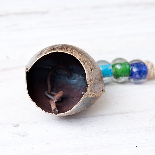 【送料無料・6個セット】ドアチャイムなどへ！手作りのやさしい音色 インドの銅製カウベル　ハンギング - ゴールドシングルベル〔約19cm〕 6 - 底面です