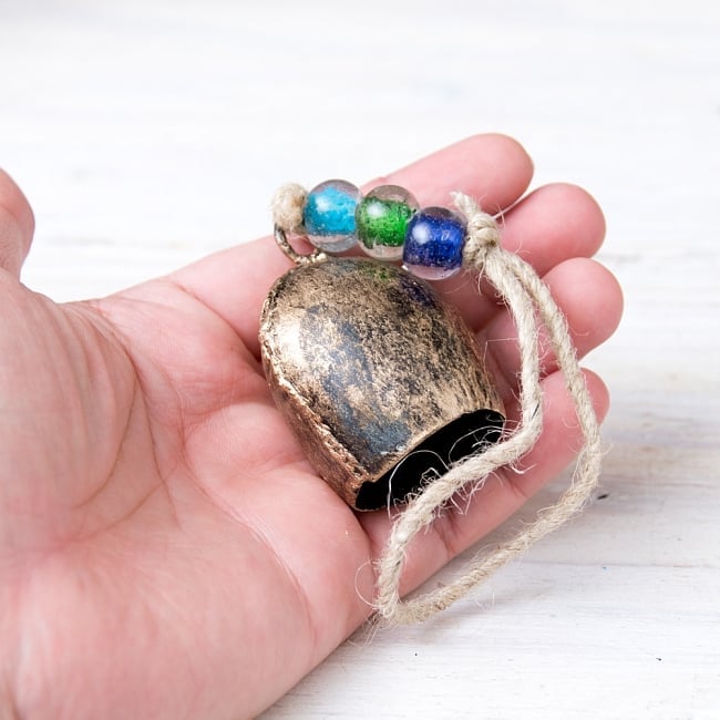 【送料無料・6個セット】ドアチャイムなどへ！手作りのやさしい音色 インドの銅製カウベル　ハンギング - ゴールドシングルベル〔約19cm〕 9 - このくらいのサイズ感になります