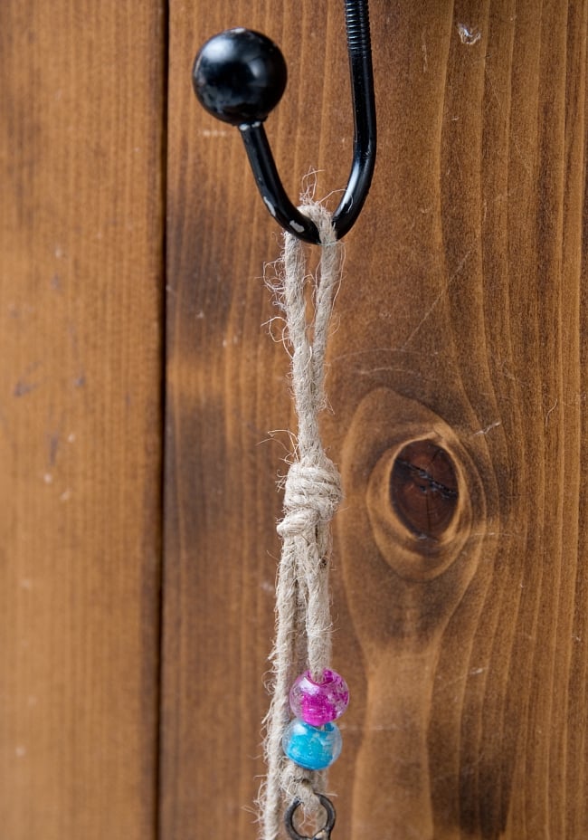 【送料無料・4個セット】ドアチャイムなどへ！手作りのやさしい音色 インドの銅製カウベル　ハンギング - ゴールド5連貝風ベル〔約75cm〕 10 - 取付部の拡大写真です