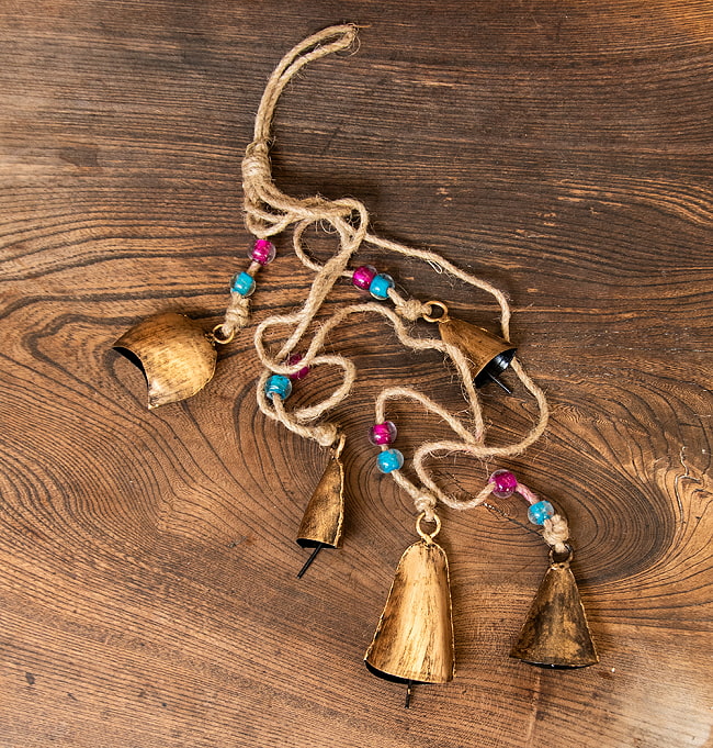 【送料無料・4個セット】ドアチャイムなどへ！手作りのやさしい音色 インドの銅製カウベル　ハンギング - ゴールド5連貝風ベル〔約75cm〕 11 - このようなビーズの色のパターンの場合もあります。ランダムでのお届けとなります。