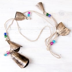 【送料無料・4個セット】ドアチャイムなどへ！手作りのやさしい音色 インドの銅製カウベル　ハンギング - ゴールド5連貝風ベル〔約75cm〕 - サブ2