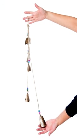 【送料無料・4個セット】ドアチャイムなどへ！手作りのやさしい音色 インドの銅製カウベル　ハンギング - ゴールド5連貝風ベル〔約75cm〕 - サブ3