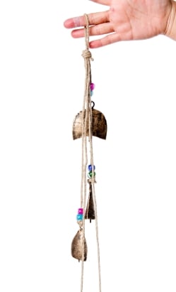 【送料無料・4個セット】ドアチャイムなどへ！手作りのやさしい音色 インドの銅製カウベル　ハンギング - ゴールド5連貝風ベル〔約75cm〕 - サブ4