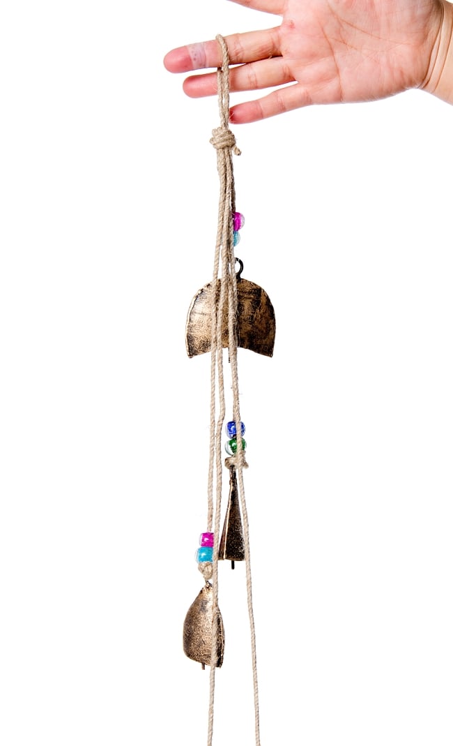 【送料無料・4個セット】ドアチャイムなどへ！手作りのやさしい音色 インドの銅製カウベル　ハンギング - ゴールド5連貝風ベル〔約75cm〕 4 - 拡大写真です