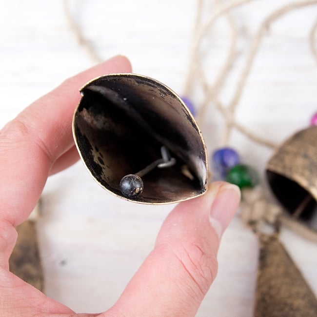 【送料無料・4個セット】ドアチャイムなどへ！手作りのやさしい音色 インドの銅製カウベル　ハンギング - ゴールド5連貝風ベル〔約75cm〕 7 - 底面の写真です