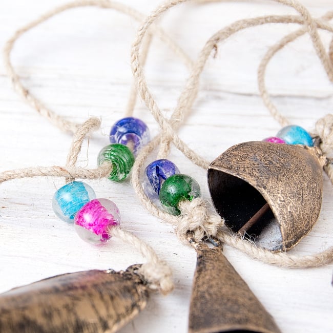 【送料無料・4個セット】ドアチャイムなどへ！手作りのやさしい音色 インドの銅製カウベル　ハンギング - ゴールド5連貝風ベル〔約75cm〕 8 - ビーズがかわいいですよ