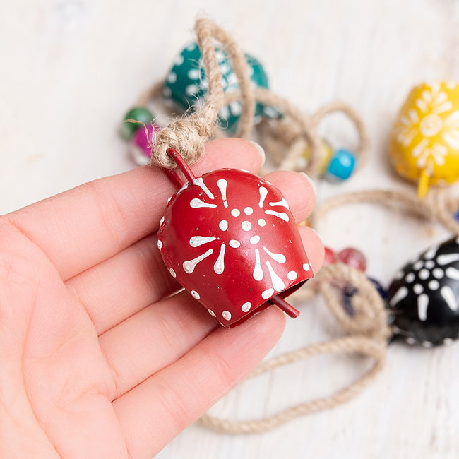 【送料無料・4個セット】ドアチャイムなどへ！手作りのやさしい音色 インドの銅製カウベル　ハンギング - カラフル5連ベル〔約70cm〕 10 - このくらいのサイズ感になります