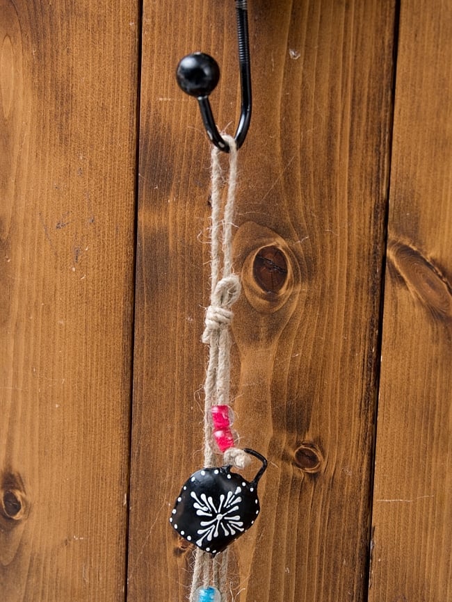 【送料無料・4個セット】ドアチャイムなどへ！手作りのやさしい音色 インドの銅製カウベル　ハンギング - カラフル5連ベル〔約70cm〕 11 - 取り付け部があるので、ドアなど色々なところに引っ掛けるだけでご使用いただけます。