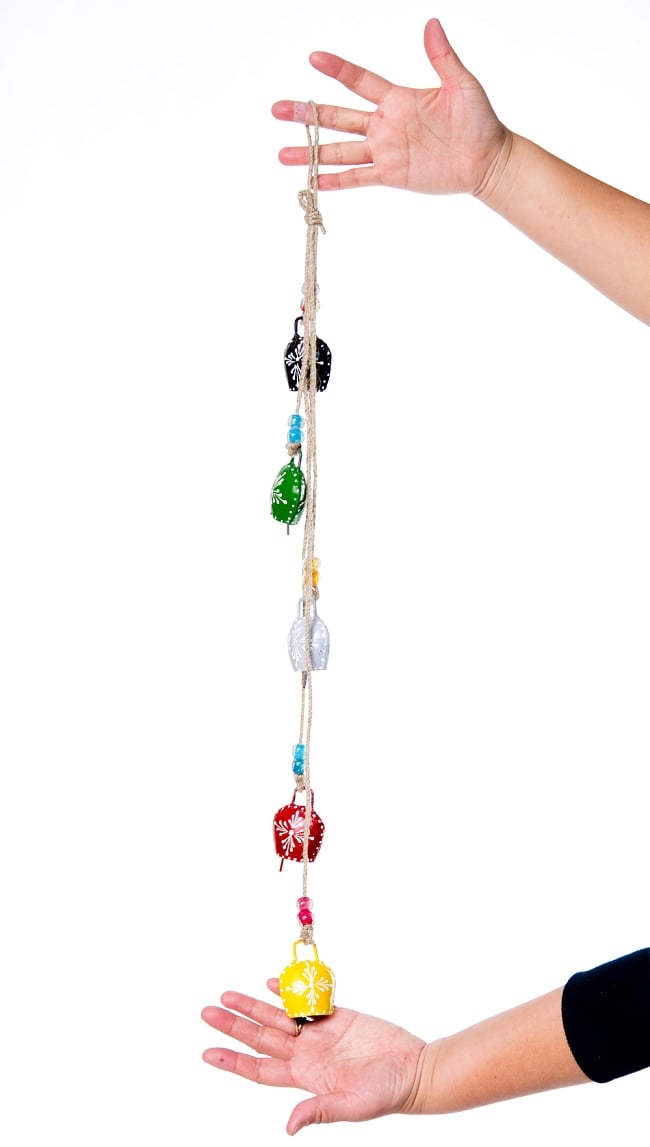 【送料無料・4個セット】ドアチャイムなどへ！手作りのやさしい音色 インドの銅製カウベル　ハンギング - カラフル5連ベル〔約70cm〕 3 - 全体写真です