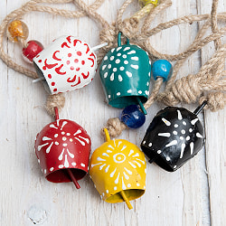 【送料無料・4個セット】ドアチャイムなどへ！手作りのやさしい音色 インドの銅製カウベル　ハンギング - カラフル5連ベル〔約70cm〕 - サブ5