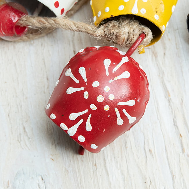 【送料無料・4個セット】ドアチャイムなどへ！手作りのやさしい音色 インドの銅製カウベル　ハンギング - カラフル5連ベル〔約70cm〕 6 - 拡大写真です