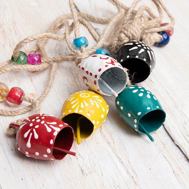 【送料無料・4個セット】ドアチャイムなどへ！手作りのやさしい音色 インドの銅製カウベル　ハンギング - カラフル5連ベル〔約70cm〕 7 - 底面の写真です