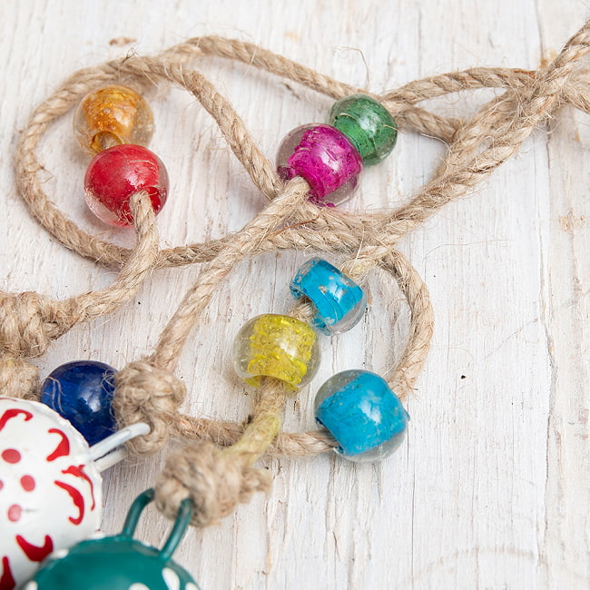 【送料無料・4個セット】ドアチャイムなどへ！手作りのやさしい音色 インドの銅製カウベル　ハンギング - カラフル5連ベル〔約70cm〕 8 - ビーズがかわいいですよ