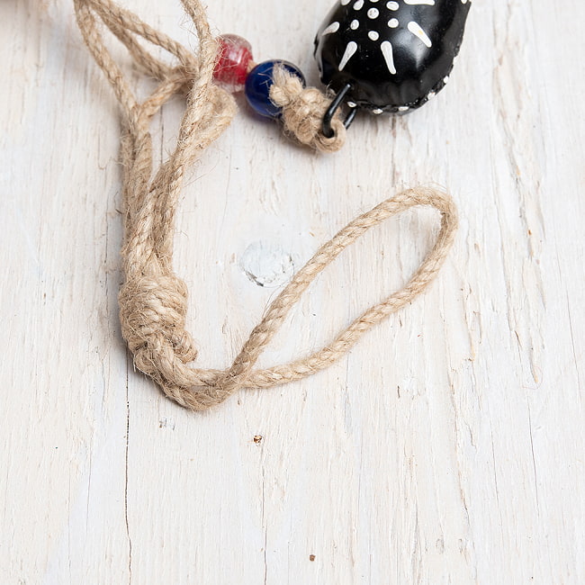 【送料無料・4個セット】ドアチャイムなどへ！手作りのやさしい音色 インドの銅製カウベル　ハンギング - カラフル5連ベル〔約70cm〕 9 - こちらの輪っかが取付部になります