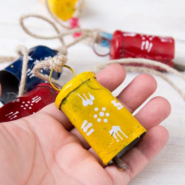 【送料無料・4個セット】ドアチャイムなどへ！手作りのやさしい音色 インドの銅製カウベル　ハンギング - カラフル6連ベル〔約98cm〕 10 - このくらいのサイズ感になります