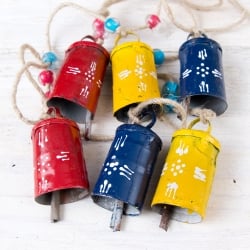 【送料無料・4個セット】ドアチャイムなどへ！手作りのやさしい音色 インドの銅製カウベル　ハンギング - カラフル6連ベル〔約98cm〕 - サブ5