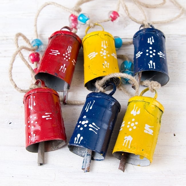 【送料無料・4個セット】ドアチャイムなどへ！手作りのやさしい音色 インドの銅製カウベル　ハンギング - カラフル6連ベル〔約98cm〕 5 - 昔ながらの製法で作られております