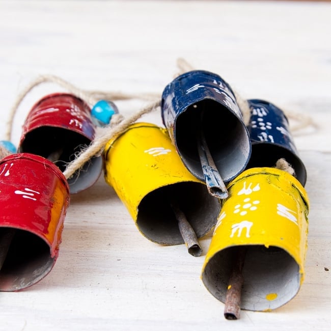 【送料無料・4個セット】ドアチャイムなどへ！手作りのやさしい音色 インドの銅製カウベル　ハンギング - カラフル6連ベル〔約98cm〕 7 - 底面の写真です