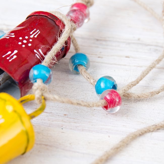 【送料無料・4個セット】ドアチャイムなどへ！手作りのやさしい音色 インドの銅製カウベル　ハンギング - カラフル6連ベル〔約98cm〕 8 - ビーズがかわいいですよ