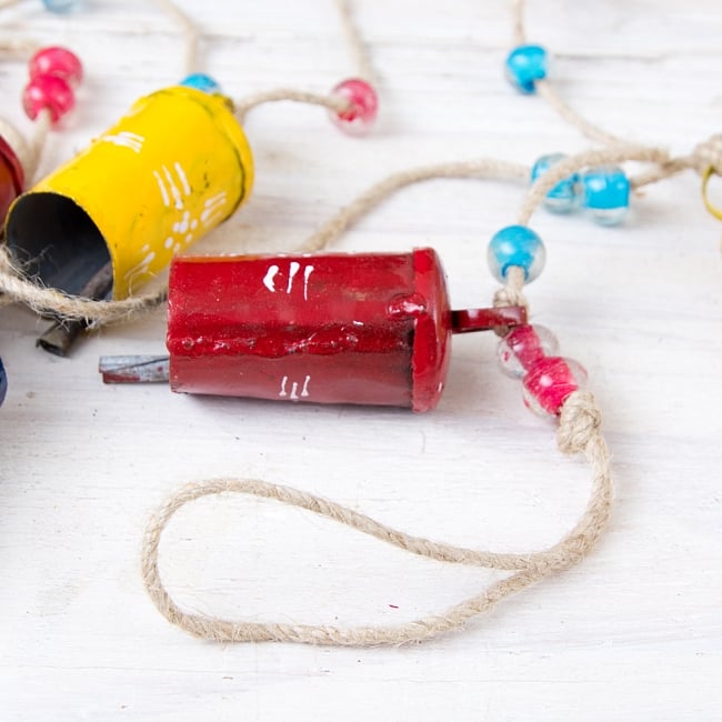 【送料無料・4個セット】ドアチャイムなどへ！手作りのやさしい音色 インドの銅製カウベル　ハンギング - カラフル6連ベル〔約98cm〕 9 - こちらの輪っかが取付部になります