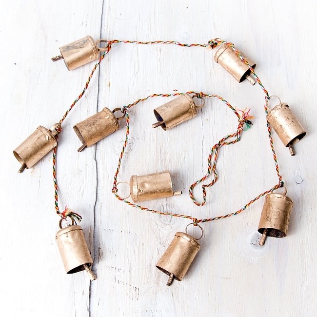 【送料無料・4個セット】ドアチャイムなどへ！手作りのやさしい音色 インドの銅製カウベル-【4cm*3cm*120cm】 3 - 約120cm程度の紐で繋がっています