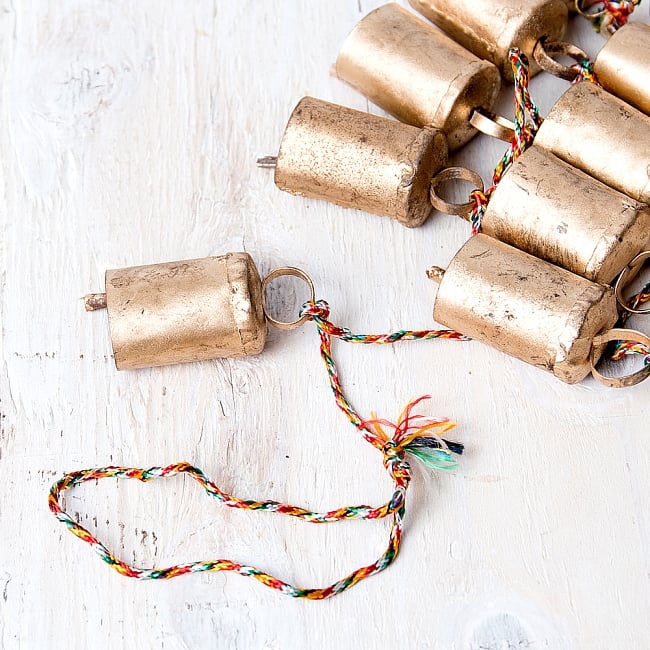 【送料無料・4個セット】ドアチャイムなどへ！手作りのやさしい音色 インドの銅製カウベル-【4cm*3cm*120cm】 5 - 拡大写真です