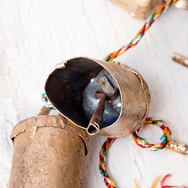 【送料無料・4個セット】ドアチャイムなどへ！手作りのやさしい音色 インドの銅製カウベル-【4cm*3cm*120cm】 7 - 中はこのようになっています