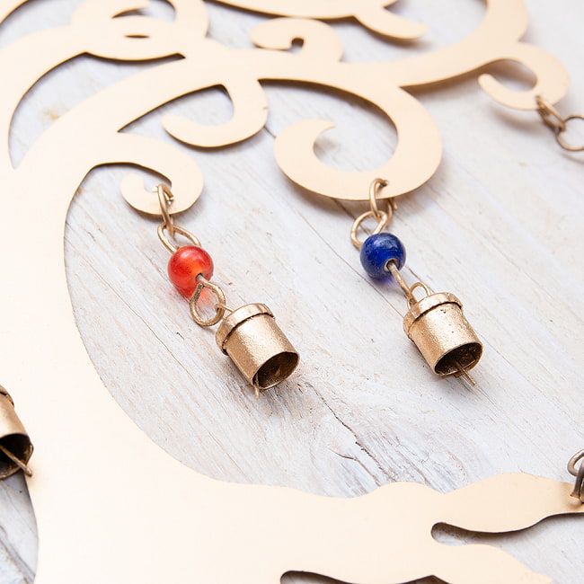 【送料無料・3個セット】 ドアチャイムなどへ！手作りのやさしい音色 インドの銅製ベル付きハンギング - カルパタル〔約65cm〕 4 - ベルがついています