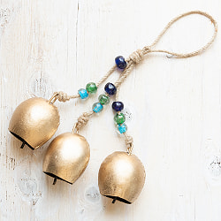 【送料無料・3個セット】ドアチャイムなどへ！手作りのやさしい音色 インドの銅製カウベル　ハンギング - ゴールドトリプルベル〔約30cm〕 - サブ2