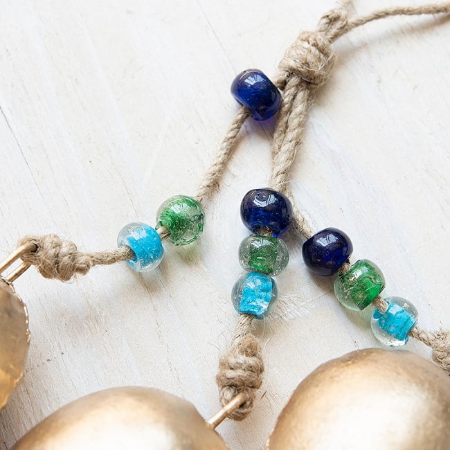 【送料無料・3個セット】ドアチャイムなどへ!手作りのやさしい音色 インドの銅製カウベル ハンギング - ゴールドトリプルベル〔約30cm〕 3 - 透明感のあるビーズつき