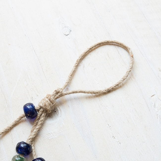 【送料無料・3個セット】ドアチャイムなどへ!手作りのやさしい音色 インドの銅製カウベル ハンギング - ゴールドトリプルベル〔約30cm〕 4 - このように引っ掛ける輪がついています