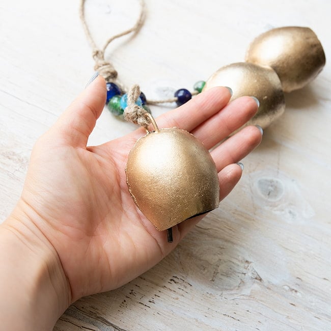 【送料無料・3個セット】ドアチャイムなどへ!手作りのやさしい音色 インドの銅製カウベル ハンギング - ゴールドトリプルベル〔約30cm〕 7 - 手にのせてみました