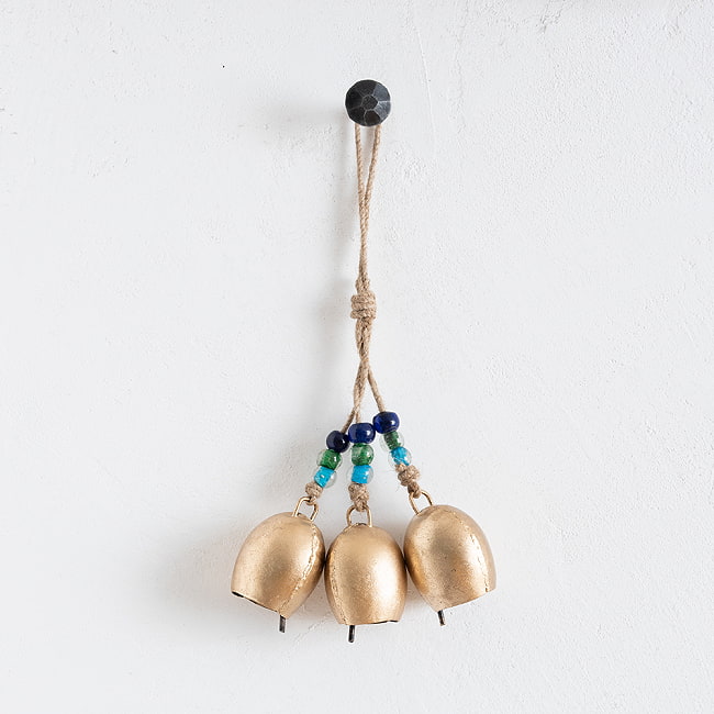 【送料無料・3個セット】ドアチャイムなどへ!手作りのやさしい音色 インドの銅製カウベル ハンギング - ゴールドトリプルベル〔約30cm〕 8 - 壁につけてみました