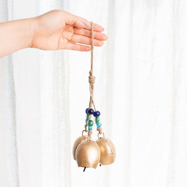 【送料無料・3個セット】ドアチャイムなどへ！手作りのやさしい音色 インドの銅製カウベル　ハンギング - ゴールドトリプルベル〔約30cm〕 9 - 手に持つとこのような感じです