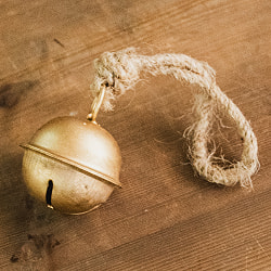 【送料無料・8個セット】ジュート紐の まんまるカウベル インドの素朴な味わい 直径5.5cm程度 - サブ2