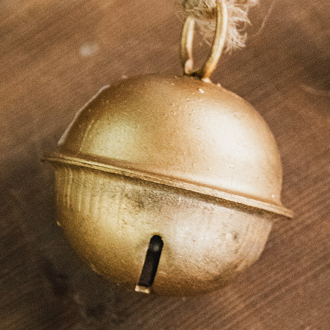 【送料無料・8個セット】ジュート紐の まんまるカウベル インドの素朴な味わい 直径5.5cm程度 3 - アップにして撮ってみました。