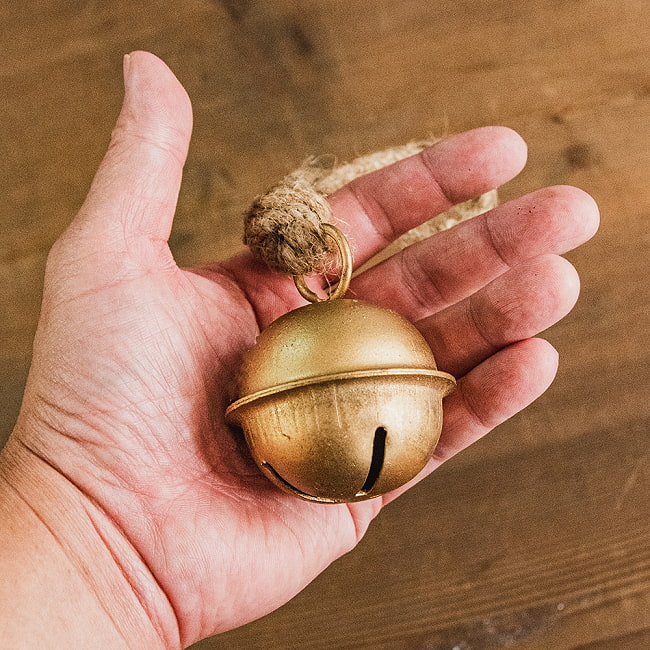 【送料無料・8個セット】ジュート紐の まんまるカウベル インドの素朴な味わい 直径5.5cm程度 6 - これくらいのサイズ感になります。