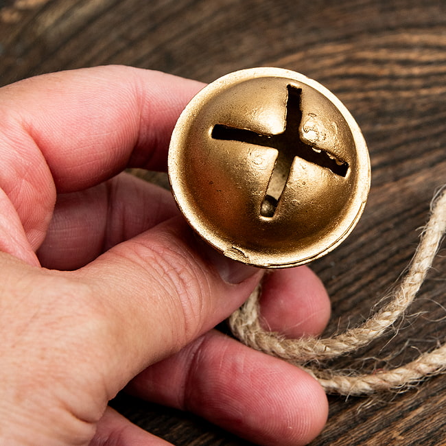 【送料無料・15個セット】ジュート紐の まんまるカウベル インドの素朴な味わい 直径4cm程度 4 - アップにして撮ってみました。