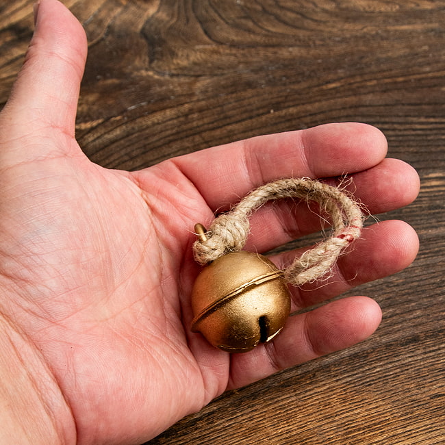 【送料無料・15個セット】ジュート紐の まんまるカウベル インドの素朴な味わい 直径4cm程度 6 - これくらいのサイズ感になります。