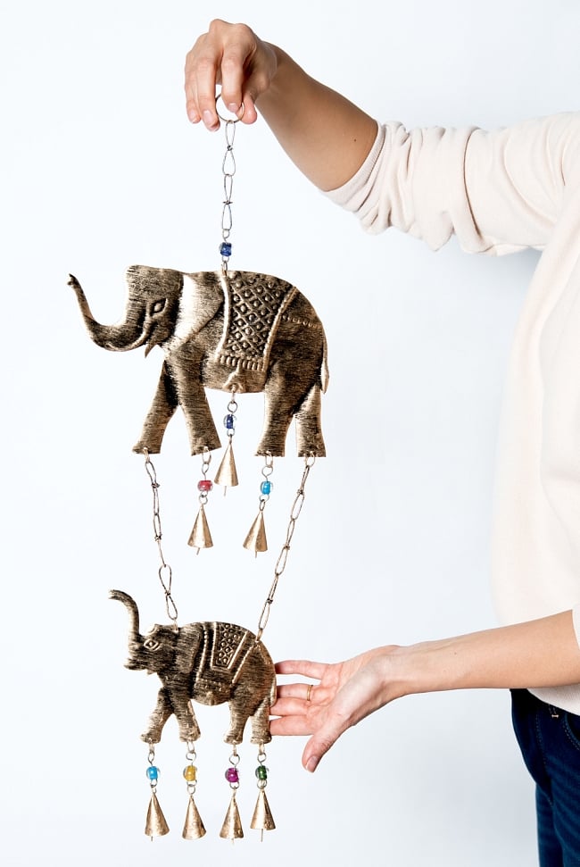 【送料無料・3個セット】 ドアチャイムなどへ！手作りのやさしい音色 インドの銅仕上げハンギング - ぞう2連ゴールド〔約65cm〕 12 - このくらいのサイズ感になります