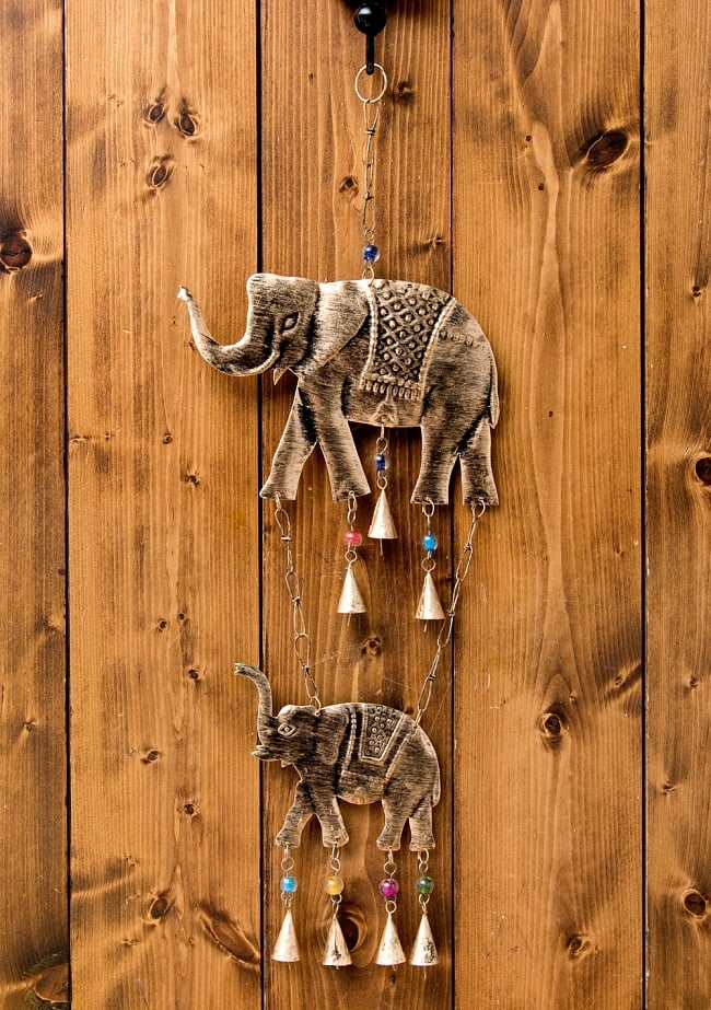 【送料無料・3個セット】 ドアチャイムなどへ！手作りのやさしい音色 インドの銅仕上げハンギング - ぞう2連ゴールド〔約65cm〕 8 - 使用例です