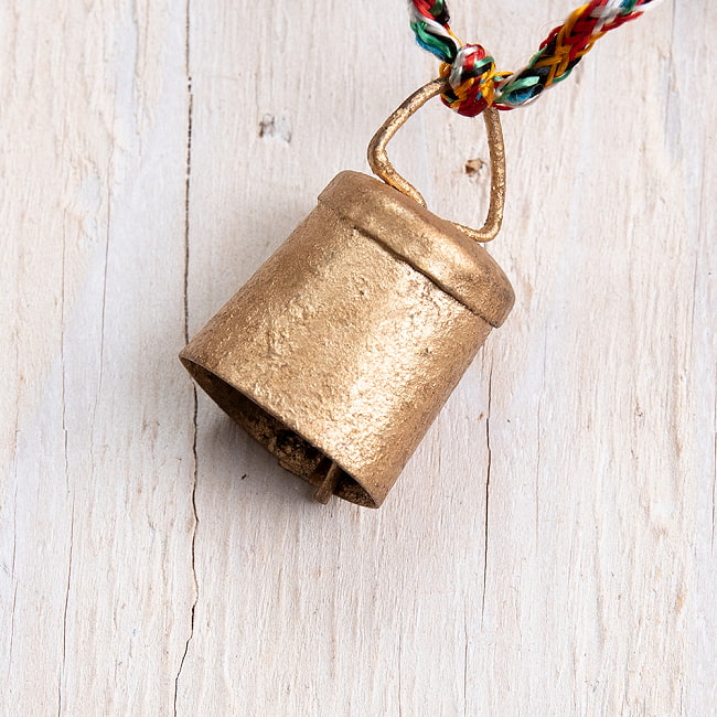 【送料無料・6個セット】ドアチャイムなどへ!手作りのやさしい音色 インドの銅製カウベル-【2cm*1.5cm*110cm-120cm】 4 - ベルの様子をアップにして撮ってみました。