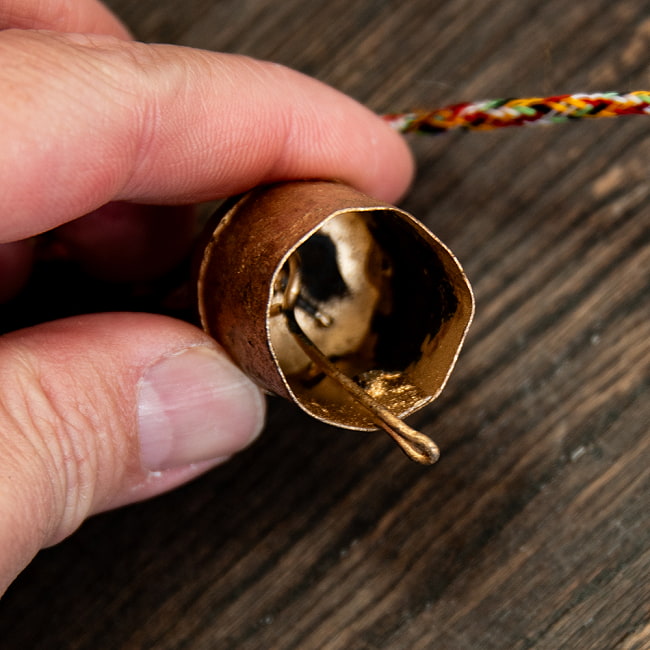 【送料無料・6個セット】ドアチャイムなどへ！手作りのやさしい音色 インドの銅製カウベル-【3cm*2cm*100cm】 4 - 細い舌がついていてこれが可愛らしい音を鳴らします
