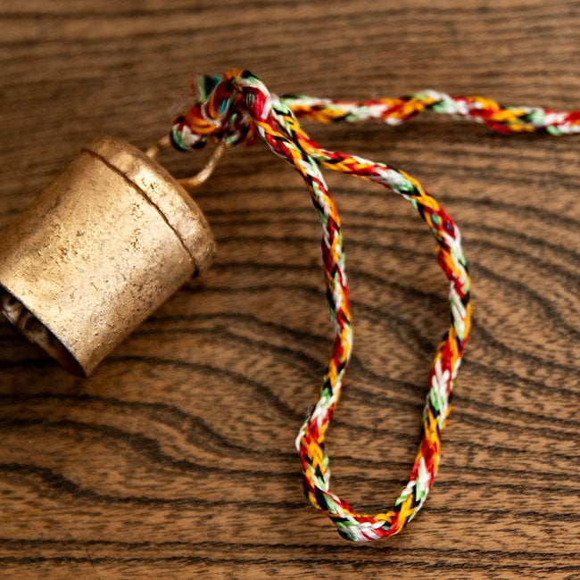 【送料無料・6個セット】ドアチャイムなどへ！手作りのやさしい音色 インドの銅製カウベル-【3cm*2cm*100cm】 6 - カラフルな紐で結ばれています。
