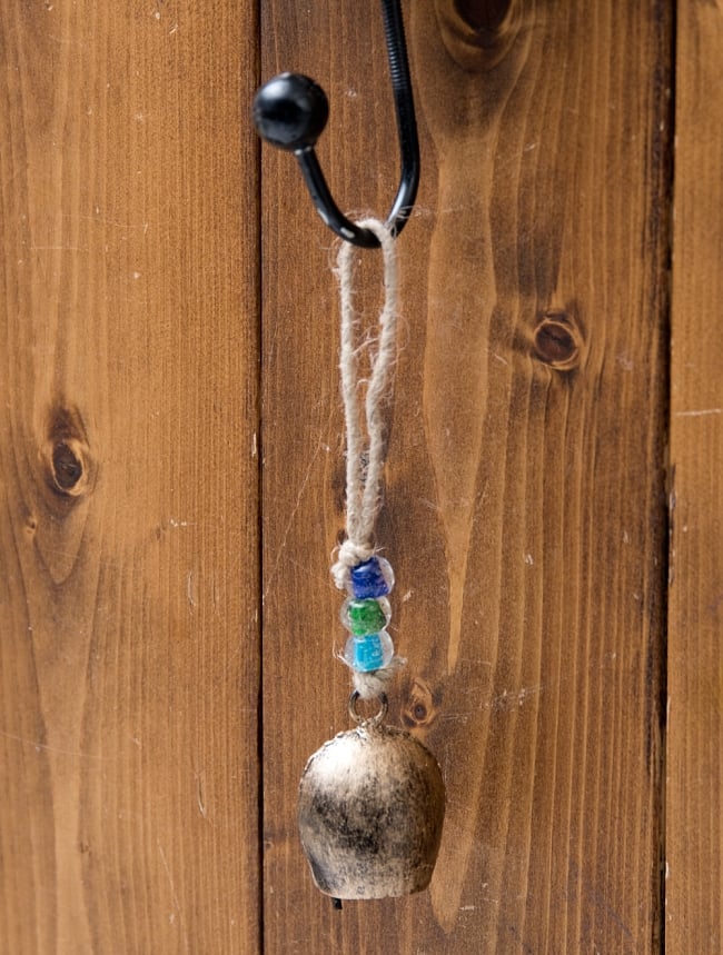 【3個セット】ドアチャイムなどへ！手作りのやさしい音色 インドの銅仕上げカウベル　ハンギング - ゴールドシングルベル 10 - 取り付け部があるので、ドアなど色々なところに引っ掛けるだけでご使用いただけます。