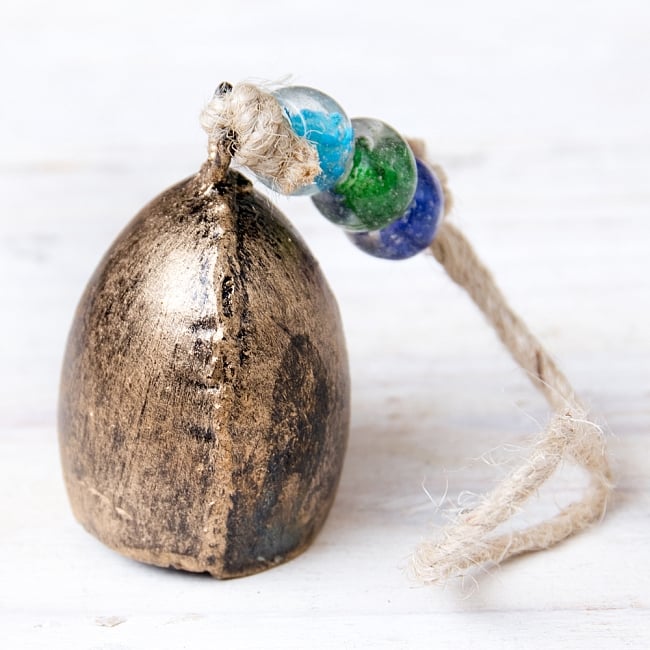 【3個セット】ドアチャイムなどへ！手作りのやさしい音色 インドの銅仕上げカウベル　ハンギング - ゴールドシングルベル 4 - 横からの写真です