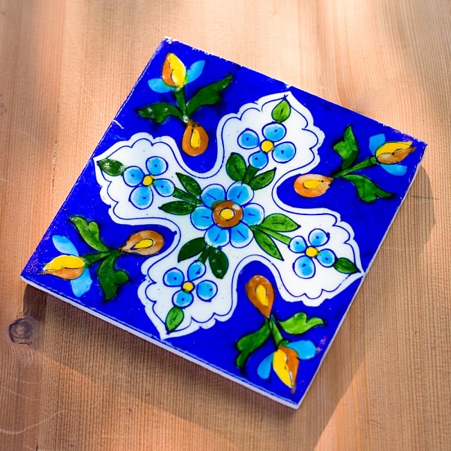 〔15cm×15cm〕ブルーポッタリー ジャイプール陶器の正方形デコレーションタイル - クロス型唐草青 2 - キッチン、テーブル、壁やガーデニングなどのデコレーション用としてご利用いただけます。