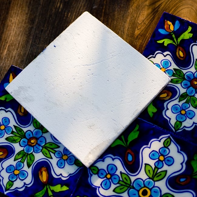 〔15cm×15cm〕ブルーポッタリー ジャイプール陶器の正方形デコレーションタイル - クロス型唐草青 5 - 裏面の写真です