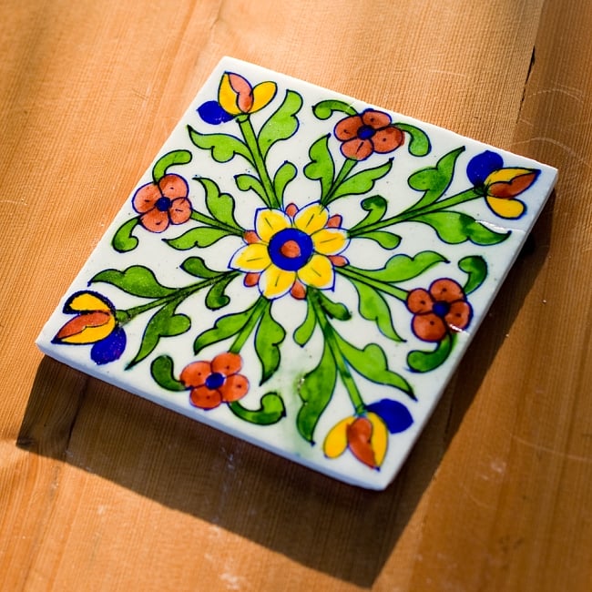 〔15cm×15cm〕ブルーポッタリー ジャイプール陶器の正方形デコレーションタイル - 唐草白 2 - キッチン、テーブル、壁やガーデニングなどのデコレーション用としてご利用いただけます。